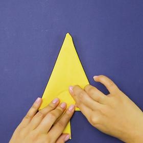 2. Vykukující růžky ohneme nahoru podél vodorovné linie.