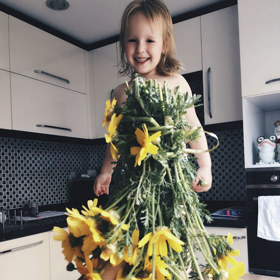 Maminka obléká svou dceru (3) do kousků zeleniny i čerstvých květů. Z té je teď internetová hvězda