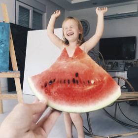 Maminka obléká svou dceru (3) do kousků zeleniny i čerstvých květů. Z té je teď internetová hvězda