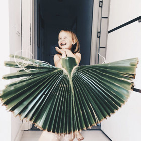 Maminka obléká svou dceru (3) do kousků zeleniny i čerstvých květů. Z té je teď internetová hvězda