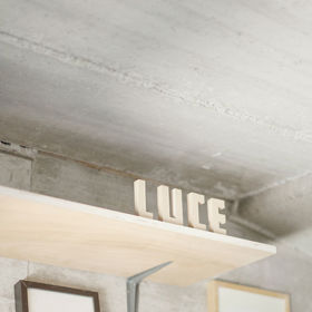 Svou kancelář připevnil zespoda mostu. „Je tu krásně jako pod stolem s ubrusem až na zem,“ říká designér