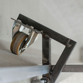 Svou kancelář připevnil zespoda mostu. „Je tu krásně jako pod stolem s ubrusem až na zem,“ říká designér