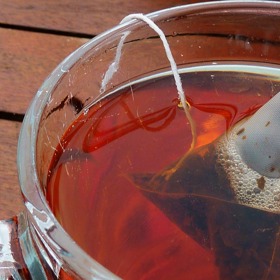 1. Čaje v nálevových sáčcích. Některé z nich mohou být toxické. Zatímco starší papírové sáčky obsahují plastové mikročástice, novější, většinou ty ve tvaru pyramidy, tvoří nylon či plast, z něhož se vyrábějí PET lahve. Tyto materiály nejenže nejde kompostovat, ale vylučují jedovaté látky. Sáhněte příště po sypaném čaji na váhu nebo v papírovém sáčku.