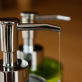 3. Tekutá mýdla. Zase ten kontroverzní triclosan. Podle CNN způsobuje vážné zdravotní následky a rakovinu myší, ale ohrožuje i jedince, kteří používají mýdla s jeho obsahem každý den. Kvůli odolným ingrediencím mohou navíc doputovat až do oceánů, kde ničí bakterie vytvářející složku potravinového řetězce. Zaměřte se na přírodní mýdla, ideálně v rozložitelných obalech.