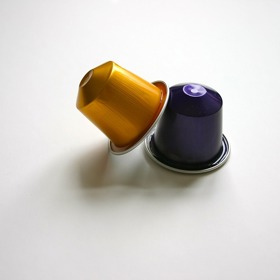 4. Kávové kapsle. Není to tak dlouho, co jejich používání ve veřejných budovách zakázalo německé město Hamburk. Proč? Kvůli kombinaci plastu a hliníku je lze jen obtížně recyklovat a miliardy z nich skončí každoročně na skládce. Podle bývalého výkonného ředitele firmy Nespresso Jeana-Paula Gaillarda přispívají k ekologické pohromě. Káva z nich navíc není bůhvíjak chutná – mnohem lépe uděláte, když si pořídíte mlýnek a pár kávových zrn k tomu.