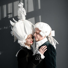 Tvoří papírové, bohatě zdobené kroje, detailně propracované sochy i opulentní viktoriánské paruky.