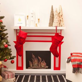 1. Krb. Že ho nemáte? Tak si ho namalujte! Respektive nalepte pomocí rudé washi pásky pod policí. Doprostřed umístěte obdélníkovou černou tabuli a nakreslete oheň. Slyšíte, jak v krbu praská?