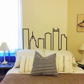 2. Místo tapety. Tapety nepatří k levným záležitostem. Pro ty, kteří si je nemohou momentálně dovolit, je tu washi páska. Díky ní můžete usínat třeba s výhledem na město. Za pár korun!