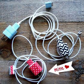 3. Zástrčky. V domě se množí jako prach. A nenadělají zrovna moc parády. Tedy pokud je nepolepíte stylovou washi páskou.