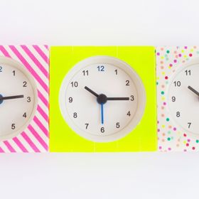 4. Budík. Ačkoliv na něj po ránu vrháme vražedné pohledy, jeho zvuk nám snad nebude tak nepříjemný, pokud první ranní pohled spočine na této veselé krabičce.