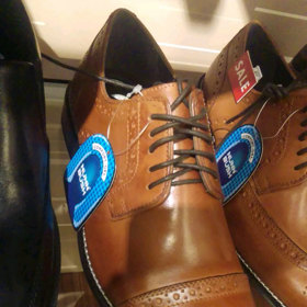 1. „Charles, 24. Pracuje v otcově právnické firmě, řídí Toyotu Prisu, navštěvoval Dukeovu univerzitu (světoznámá soukromá univerzita v americkém Durhamu). Má rád kokain a prst v zadku.“