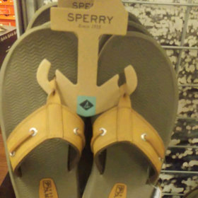 4. „Carter, 45. Stylový táta. Stále opálený, tráví léta ve svém domě u jezera s dětmi, pečuje o svého zlatého retrívra jako o svou rodinu. Má rád dobré pivo India Pale Ale a po očku neustále kontroluje své malé červené Porsche-kabriolet.“