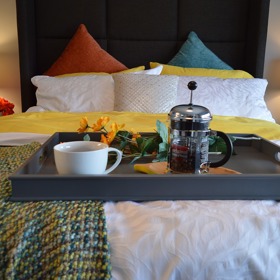 2. Pořiďte si novou sadu povlečení nebo alespoň polštáře s podzimním motivem. V posteli budete trávit nejvíc času. A právě připomínky tohoto často sychravého období umocní kontrast mezi realitou tam venku a teplem pod huňatou peřinou.