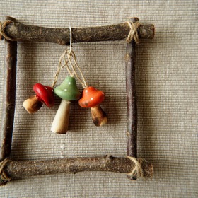 3. Pověste na zeď obraz s dřevěným rámem. A zařaďte do interiéru tento materiál celkově. Na podzim se stromy obnažují a spolu s nimi i jejich působivá struktura, jež lahodí našim sítnicím.