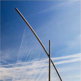 1. Fuente del Barco de Agua (Valencie, Španělsko). Najdete ji na pláži Malvarossa a poplete vám hlavu. Na první pohled vypadá jako obyčejná bárka, jež kotví uprostřed jezírka. Na ten druhý však zjistíte, že trup není průhledný, ale tvoří jej stovky pramínků vody. Ačkoliv můžete podobné fontány najít i v Portugalsku nebo Izraeli, ta na pláži Malvarossa patří k nejpopulárnějším.