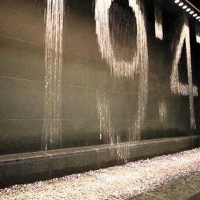 2. „Hodinová“ fontána (Osaka, Japonsko). Že fontána nemusí sloužit jen estetickým účelům, dokazuje ta v komplexu Osaka Station City v Japonsku – ukazuje čas. Digitálně kontrolovaná tiskárna vypouští kapky vody v určitých vzorcích, aby zobrazila čas i další obrázky z počítače. Na vodní provazce přitom shora svítí světlo. Stále nechápete? Nám to také hlava nebere…