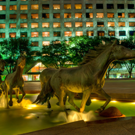 3. „Mustangové Las Colinas“ (Texas, USA). Dechberoucí sousoší a nápad, který jednoduše uchvacuje. Představte si devět zdivočelých mustangů, co kopyty rozráží vodní hladinu. Jenom jako, samozřejmě, myšlenka nizoučkých fontánek simulujících poklus bronzových koní ve vodě ale nepřestane fascinovat. Umělecké dílo hledejte na náměstí Williams Square v Las Colinas.