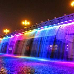 4. „Duhový měsíční svit“ (Soul, Jižní Korea). Název mluví za sebe. Vodní plochy, co vystřikují po obou stranách mostu Banpo a mohou připomenout křídla, ozařují duhová světýlka. Tato chlouba jihokorejského Soulu se těší zápisu do Guinessovy knihy rekordů jako nejdelší fontána světa.