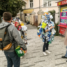 V úterý 19. září mohli kolemjdoucí v ulici Pod Kaštany potkat tyto zvláštní tvory. Maskoti v kostýmech z obalů lákali do nově otevřené bezobalové prodejny Bezobalu.