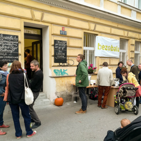 Návštěvníky čekala ochutnávka od dodavatelů potravin. Mohli si zároveň vyzkoušet nabízenou kosmetiku a zeptat se zakladatelů neziskovky na cokoliv, co jim nedalo spát.