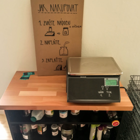 Systém samoobsluhy v bezobalové prodejně je jednoduchý. Po vstupu zvážíte své nádoby...