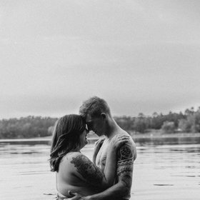 Ona je je plus-size, on svalnatý. Tato fotosérie pobláznila svět