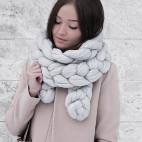 NÁVOD: Tuto heboučkou šálu upletete do hodiny. Na prstech!