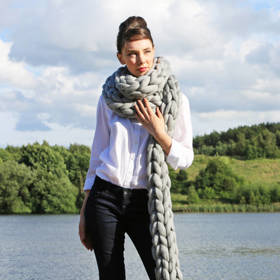 NÁVOD: Tuto heboučkou šálu upletete do hodiny. Na prstech!