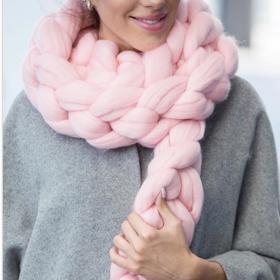 NÁVOD: Tuto heboučkou šálu upletete do hodiny. Na prstech!