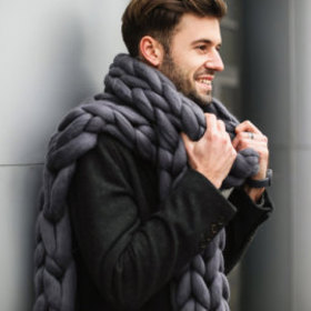 NÁVOD: Tuto heboučkou šálu upletete do hodiny. Na prstech!