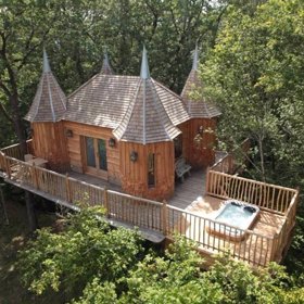 4. Monbazillac Treehouse, Aquitaine, Francie. Za ubytováním v korunách stromů nemusíte cestovat daleko. Co víc – ve Francii si můžete pronajmout rovnou stromový zámek!