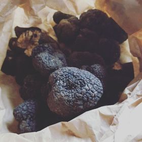 1. S černými lanýži (houbami) nemají skoro nic společného. Říkáte si, jakážto tajemná ingredience dělá truffles tak jedinečné? Ne, ona pověstná houba to není. Kdyby byla, zřejmě bychom si my, obyčejní smrtelníci, nemohli sladkou pochoutku dovolit. Ne nadarmo se lanýžům přezdívá „diamanty kuchyně“ – cena za kus se pohybuje v řádech desetititisíců.