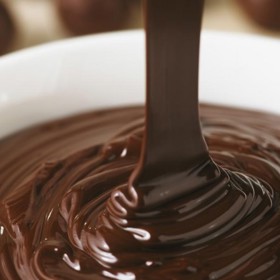 3. Není jasné, jak vznikly, ale z čeho. Totiž z „ganache“. To je skoro zázračná hmota, které vzniká smícháním horké smetany a čokolády. Není-li bonbón z ganache, nelze ho nazvat „truffles“.