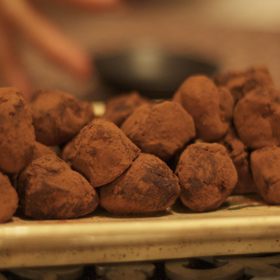 4. Originální recepturu truffles si přivlastňuje hned několik cukrářů. Není divu vzhledem k masové oblibě bonbónů. Některé prameny připisují jejich vznik francouzskému podniku Patisserie Siravdin, jiné švýcarským cukrářům. Nejvěrohodněji se však jeví následující dva příběhy.