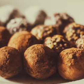 5. Vánoční překvapení. To chtěl svým zákazníkům nachystat Francouz Louis Dufour. V prosinci roku 1895 přemýšlel, čím by rozšířil svou nabídku vánočních bonbónů. Chtěl zkusit něco nového, a tak experimentoval. Výsledkem jeho snažení je něco, co dnes známe pod názvem „truffle“ – ganache vytvaroval do kuličky, ponořil do rozpuštěné čokolády a obalil v kakau. Bravurní nápad, mistře!