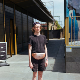 Nasaďte „dadbag“! Tedy taťkovskou ledvinku, co kopíruje vzhled pivního břicha.