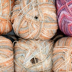 2. Čištění merino vlny. Je to porcelán mezi tkaninami – musí se s ní zacházet s nejvyšší opatrností, neboť vlákno snadno ztratí na kvalitě. Také máte takto zafixovanou kvalitní merino vlnu? Pak na to zapomeňte a nebojte se oblečení z tohoto materiálu vyprat v pračce. Jen zvolte co nejšetrnější program.