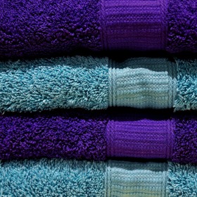 4. Nadýchané a savé ručníky… zajistí navlhčené ubrousky určené speciálně do sušičky. Pokud vám ale zrovna došly a máte ve spíži alobal, nemusíte se vzdávat komfortu. Alobalová kulička se nejen postará o kvalitu vypraných ručníků, ale zároveň odvede i statickou elektřinu. Co víc – můžete ji používat opakovaně.