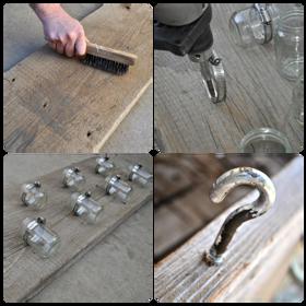 Na dřevěnou desku navrtejte dva háky, za něž bude dekorace viset. Připevněte plechové kruhové pásky, do nichž zavařovačky umístíte. Teď už jen stačí sklenice naplnit. Mohou posloužit jako vázy, květináče nebo třeba svícny pro čajové svíčky.