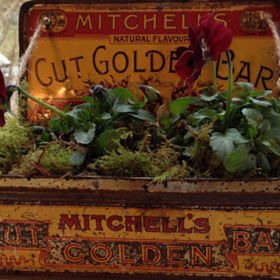 2. Plechová bedna. Až budete jednu takovou hledat ve sklepě nebo antikvariátu, nenechte se rozhodit začínající nebo rozvinutou korozí. Se zalévání zrezne tak jako tak... což ale chcete – rez podpoří vintage efekt.