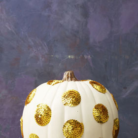 3. Zlaté puntíky. Podaří-li se vám sehnat řetízky flitrů, práci si hodně zjednodušíte. Nabarvěte dýni nabílo, nechte zaschnout a pomocí tavné lepicí pistole připevněte řetízky, které zatočíte do spirály.