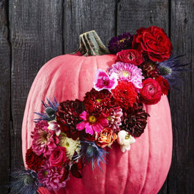 5. Květinová miss. Ať už zvolíte čerstvé květiny, nebo praktičtější slamněnky, vždycky bude dýně vypadat neodolatelně. Vyvrtejte do slupky malé otvory a vložte květiny.