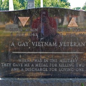 5. „Homosexuální vietnamský veterán. Když jsem byl v armádě, dali mi medaili za zabití dvou mužů a propustili mě za to, že jsem jednoho miloval.“