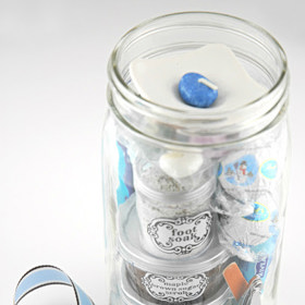 Sklenice plná kosmetiky v cestovním balení.