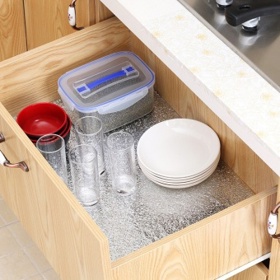 1. Rozjasněte temné kouty. Nejenže se tento povrch dobře udržuje, ale jako bonus nádherně odráží světlo. Vyložte alobalem skříňky nebo zásuvky pro jejich prosvětlení.