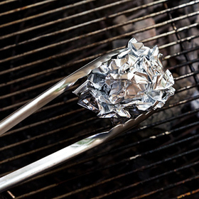 3. Odstraňte připáleniny a mastnotu z grilu. Čím? Alobalovou kuličkou! Uvidíte, že si tím ušetříte čas i energii než s použitím hadříku nebo houbičky.