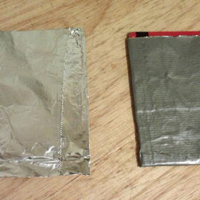 5. Utajte svou kreditní kartu před zloději. Jasně, vždyť ji máte v peněžence, takže není vidět. Tu ale máte v kapse… a skrz ní vám (v extrémních případech) může někdo oskenovat informace o vašem účtu. Riziko je sice minimální, obalením karty do alobalu ho ale srazíte takřka na nulu.