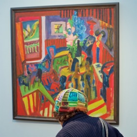 Jako by vypadli z obrazu, na který se dívají. Rakouský fotograf je mistrem správného načasování