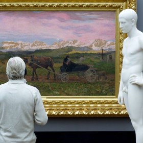 Jako by vypadli z obrazu, na který se dívají. Rakouský fotograf je mistrem správného načasování