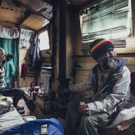 1. Rainbow a Jana. Potkali se před deseti lety, když byli oba na ulici. Člun jim poskytuje dočasné útočiště. Haggerston, únor 2016.